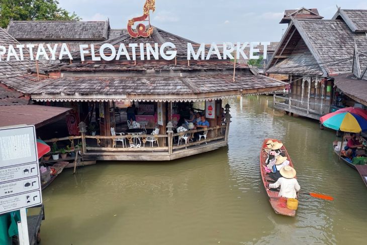 Chợ nổi bốn miền ở Pattaya