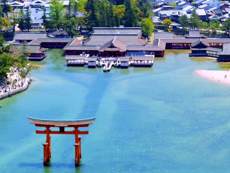 Đền Itsukushima và cổng Torii trên biển - Đền Itsukushima và cổng Torii trên biển 