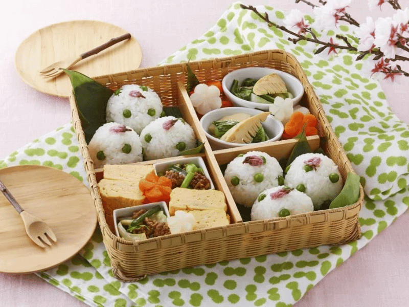 Hộp cơm bento - du lịch Nhật Bản mùa xuân