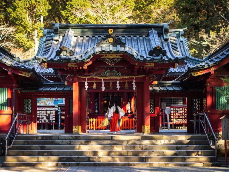 đền Hakone có vị trí tuyệt vời sát mép nước trong xanh của hồ Ashi - Cổng Torri