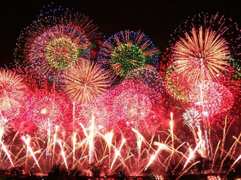 Pháo hoa được bắn khắp bầu trời - tạo nên khung cảnh tuyệt đẹp- Lễ hội mùa hè Nhật Bản