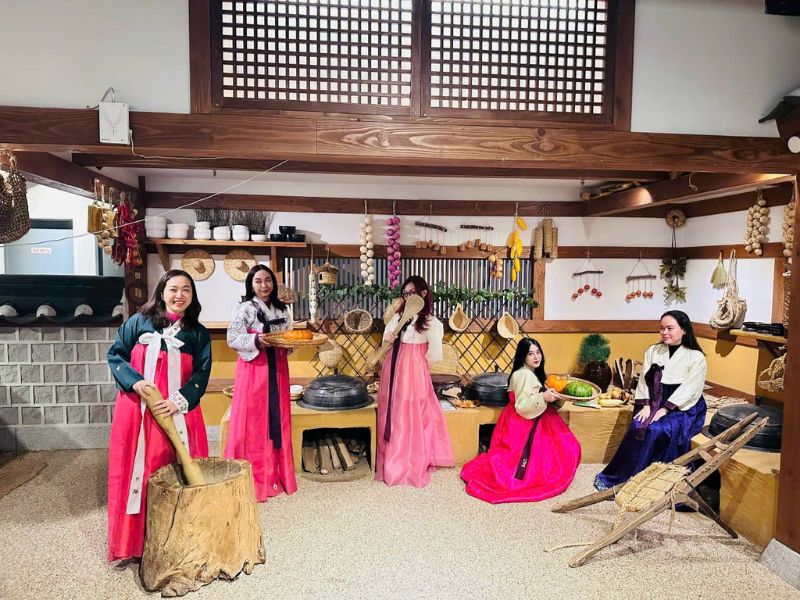 Trải nghiệm mặc đồ Hanbok truyền thống - Tour du lịch Hàn Quốc mùa thu