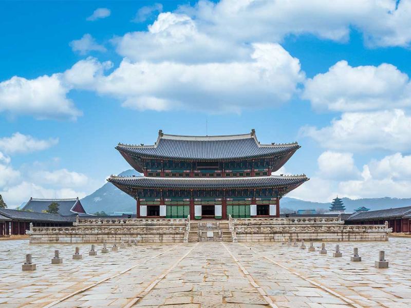 Khung cảnh xung quanh cung điện Gyeongbok - tour du lịch Hàn Quốc 4 ngày 3 đêm 