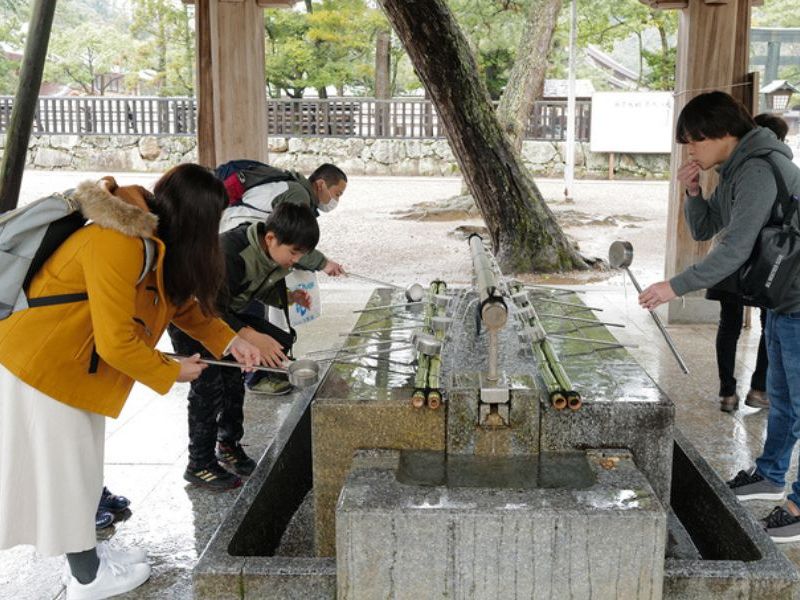 Nơi để du khách rửa tay và miệng trước khi vào khu vực tôn nghiêm của chùa hoặc đền - đền thờ nhật bản