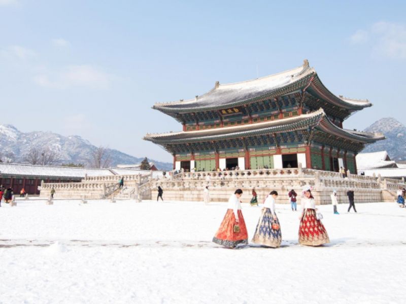 Cung điện Gyeongbokgung tháng 1 tuyết rơi