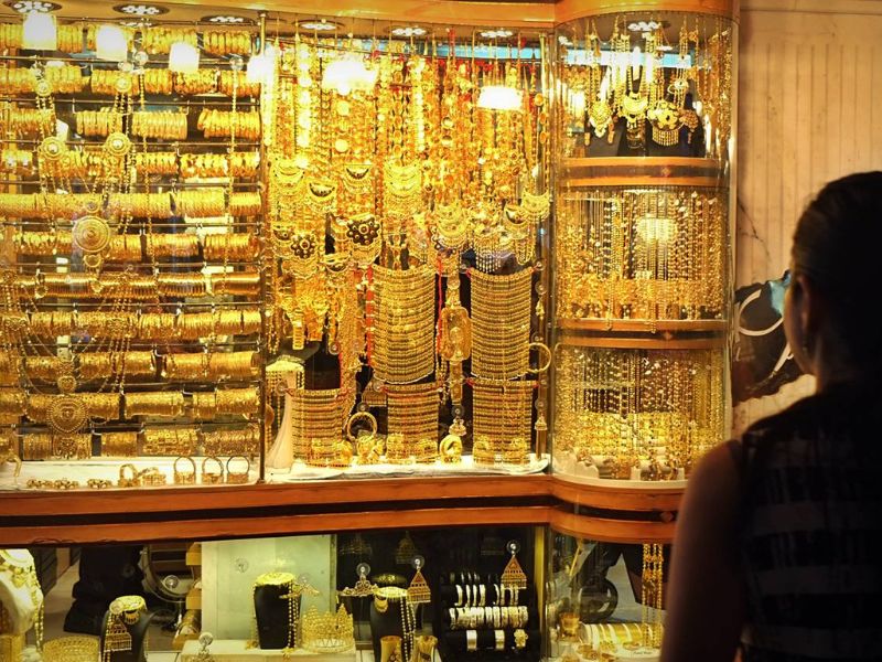 Gold Souk cung cấp hàng trăm cửa hàng bán vàng và trang sức đá quý cho du khách lựa chọn - tour dubai