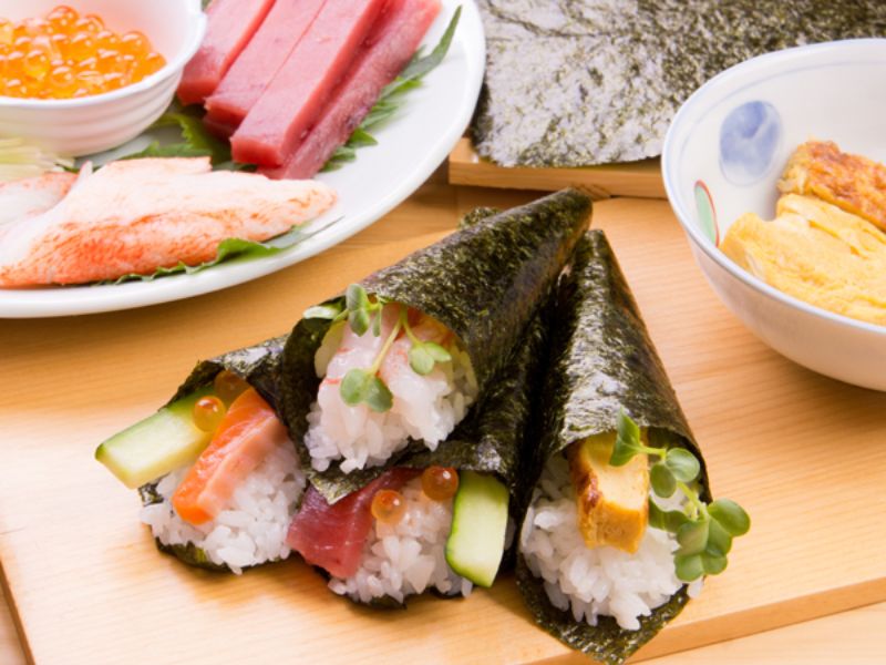 Món sushi hình nón được cuộn bằng tay bằng lá rong biển