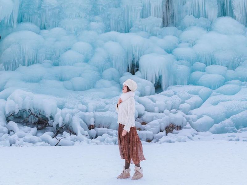 Du khách check-in tại Đài phun nước băng Làng Cheongyang Alps