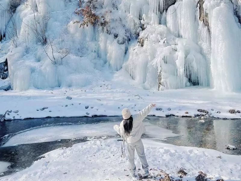 Du khách check-in tại Đài phun nước băng Làng Cheongyang Alps du lịch mùa đông hàn quốc 