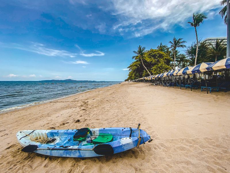 Bờ cát trắng trải dài tại Bãi biển Jomtien biển Thái Lan