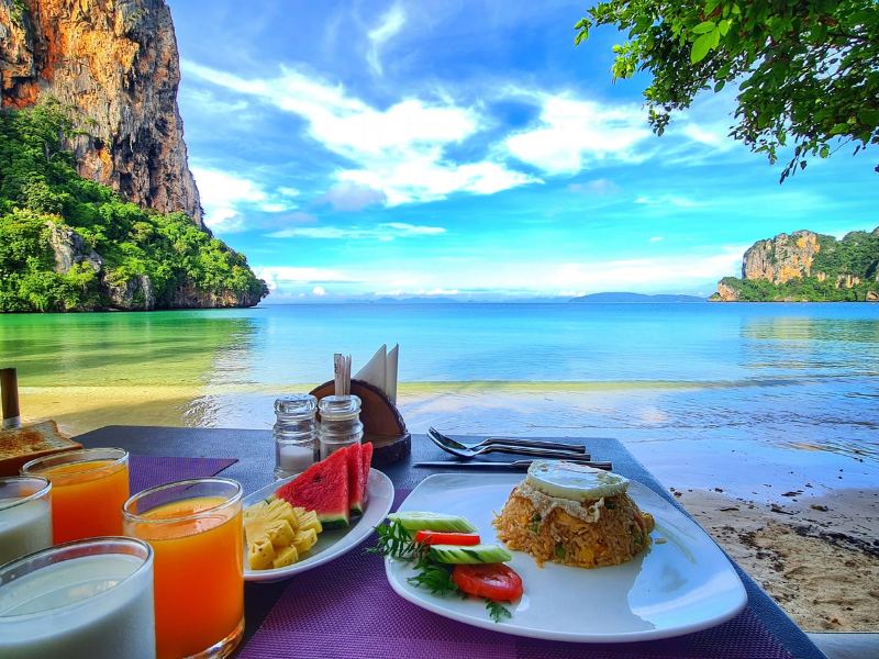 Thưởng thức bữa sáng tại Bãi biển Railay