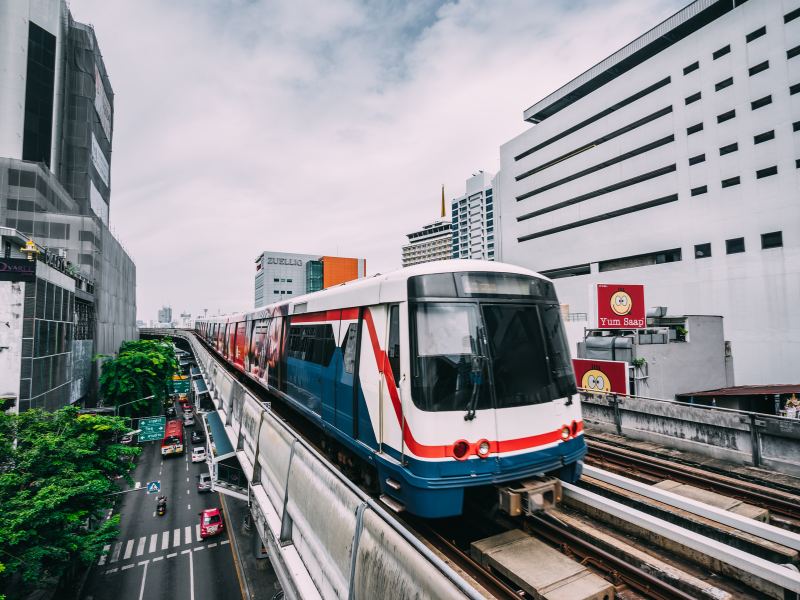 Tàu điện tại Bangkok Thái Lan chi phí du lịch thái lan