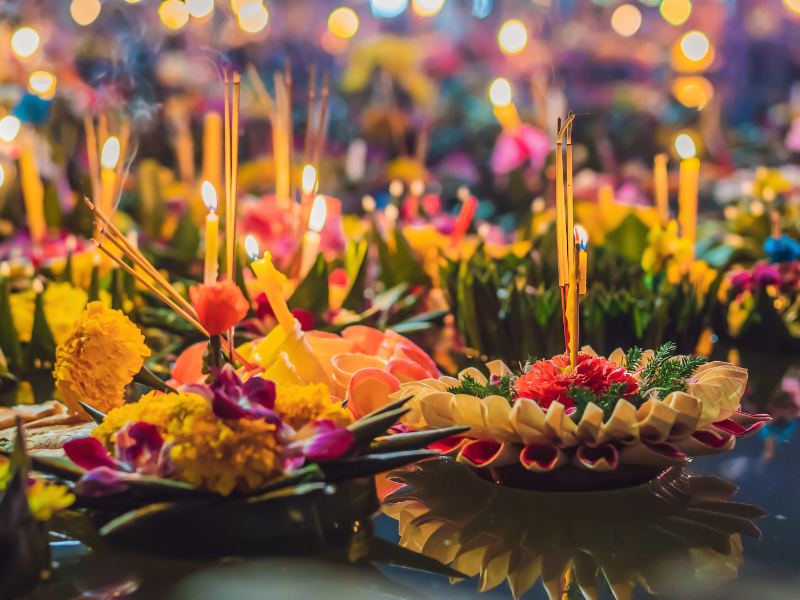 Những chiếc đèn Krathong được thả trên mặt nước du lịch thái lan tháng 11 