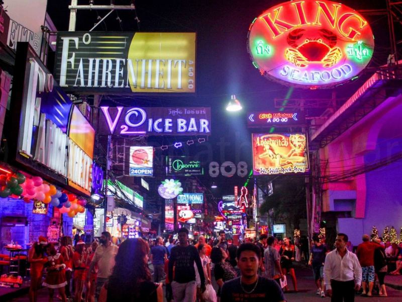 Khách du lịch ghé thăm Soi Cowboy