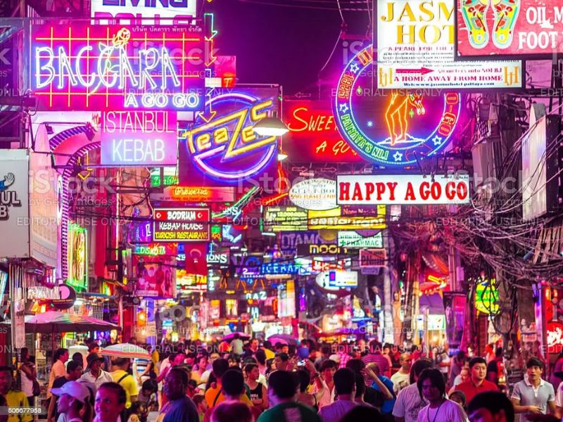 Bầu không khí nhộn nhịp tại Phố đèn đỏ Thái Lan Soi Cowboy