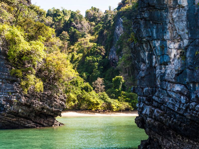 Những hòn đảo tại vịnh Phang Nga