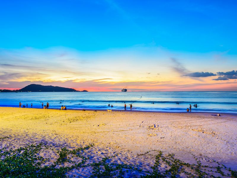 Đón bình minh tại bãi biển Patong phuket thái lan