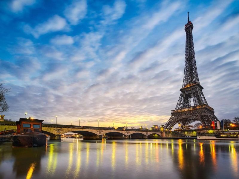 Tháp Eiffel ở Paris, Pháp - Du lịch châu Âu tháng 11