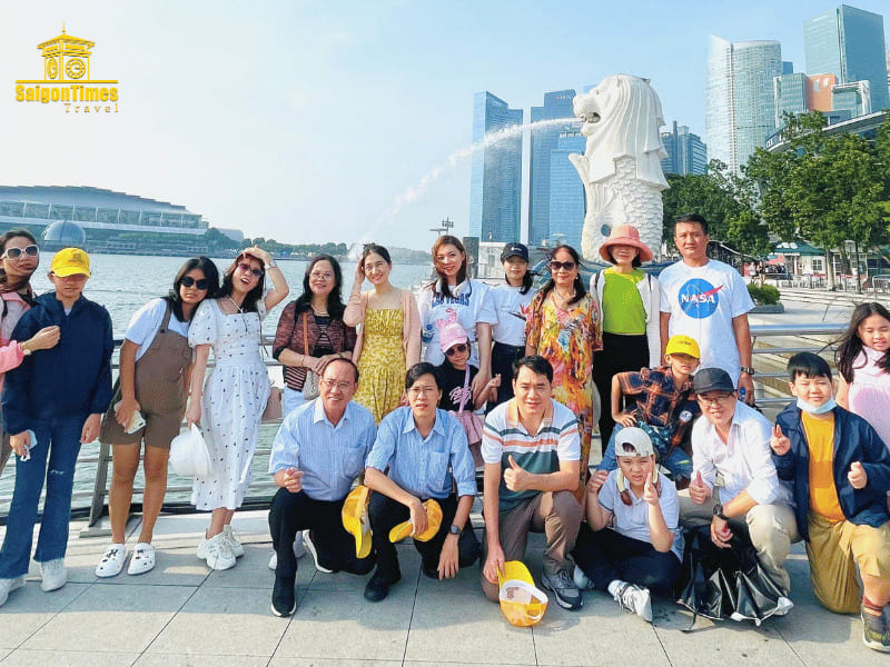 Đoàn check in tại công viên Merlion