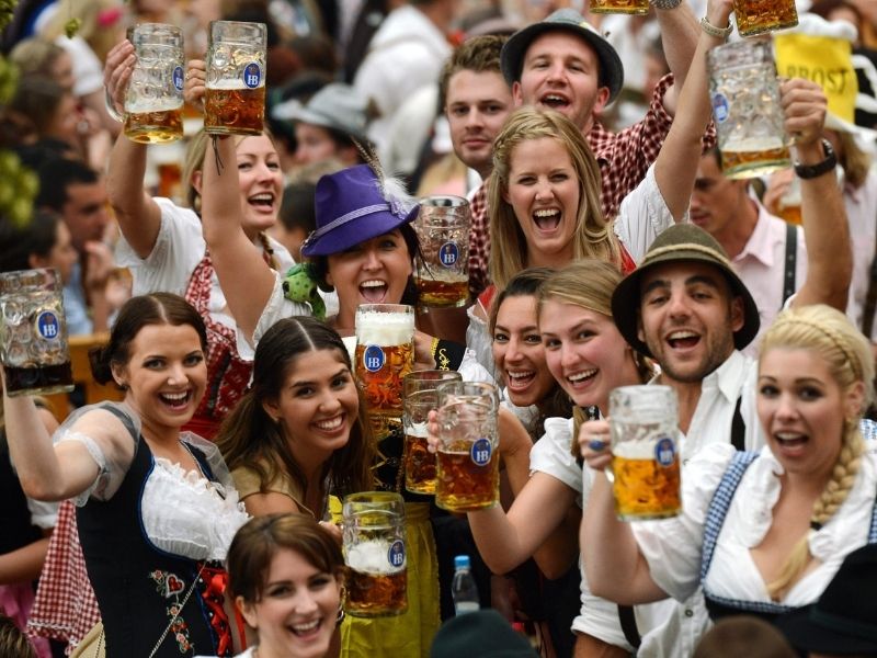 Không khí nhộn nhịp tại lễ hội bia - Lễ hội bia Oktoberfest