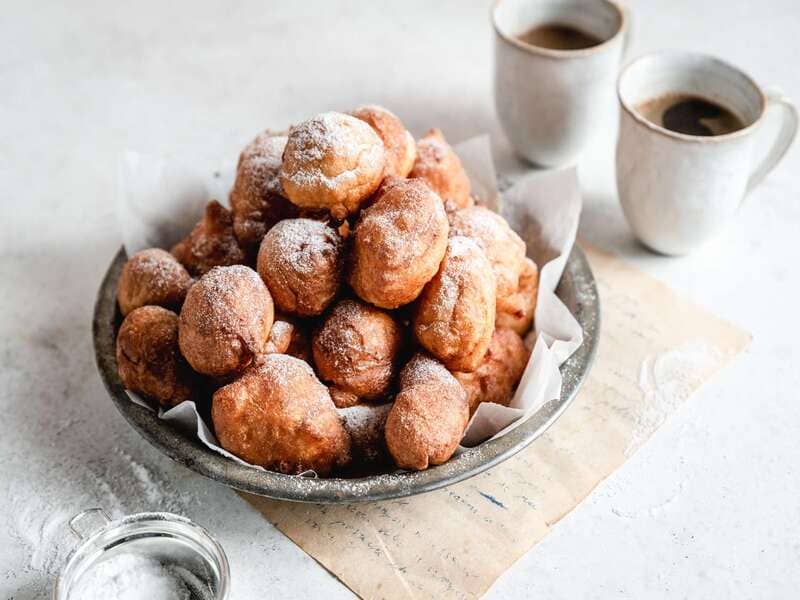 Oliebol cùng với tách cà phê thơm ngon trọn vị